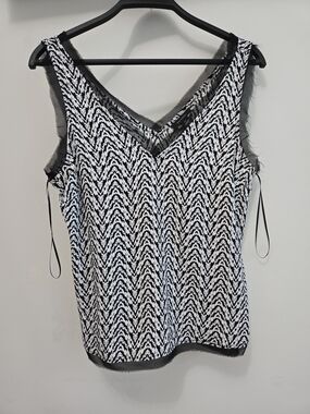 HALOGEN Black & White Chevron V-Neck Sleeveless Top XS